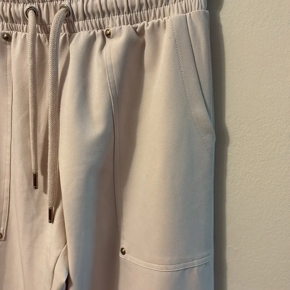 Zara cream sweatpants XS adjustable drawstring waistand zippers atthe ankles. .